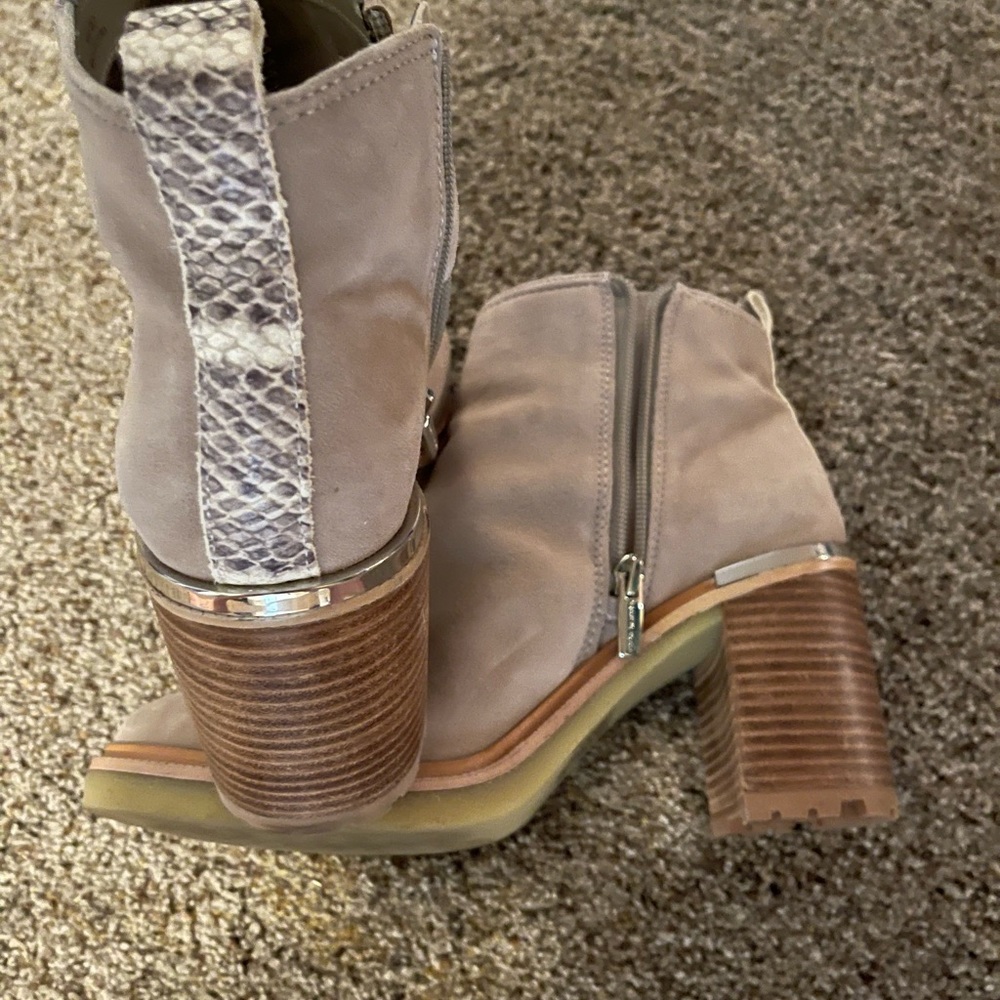 Sale!! Vince Camuto Booties